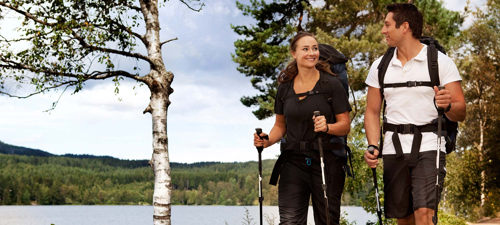 Nordic Walking in schöner Naturlandschaft © Shutterstock